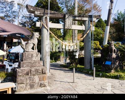 ASO, Giappone - 6 novembre 2016: Porte di pietra del santuario di Shirakawa Yoshimi che serve come ingresso alle sorgenti di Shirakawa (Aso-Kuju National Park, Kumamoto p Foto Stock