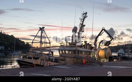 Crosshaven, Cork, Irlanda. 04 giugno 2021. Trawler Buddy M ha quasi scolpito la luce dell'alba mentre era legato al molo di Crosshaven, Co. Cork, Irlanda. - credito; David Creedon / Alamy Live News Foto Stock