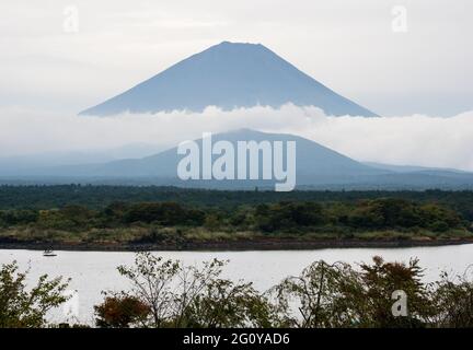 Silhouette del Monte Fuji al Lago Shojiko, uno dei cinque Laghi di Fuji - prefettura di Yamanashi, Giappone Foto Stock