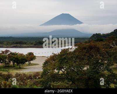 Silhouette del Monte Fuji al Lago Shojiko, uno dei cinque Laghi di Fuji - prefettura di Yamanashi, Giappone Foto Stock