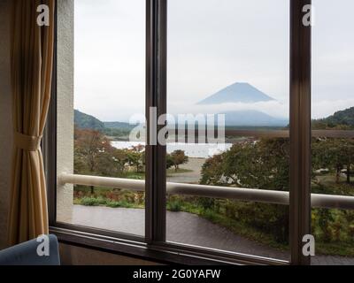 Fujikawaguchiko, Giappone - 17 Ottobre 2017: Vista del Lago Shoji e del Monte Fuji dalla camera dell'Hotel Yamadaya Foto Stock