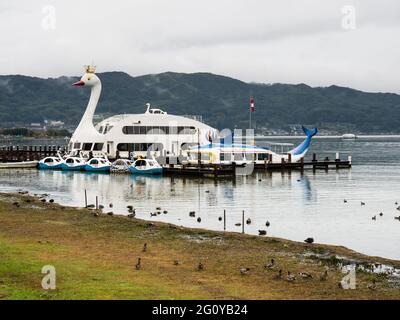 Suwa, Giappone - 21 ottobre 2017: Crociere turistiche sul lago Suwako (Kamisuwa, prefettura di Nagano) Foto Stock