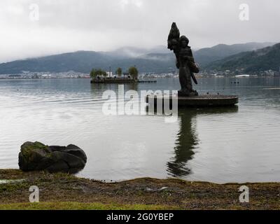 Suwa, Giappone - 21 ottobre 2017: Statua di Yaegaki-hime sul lungofiume del lago Suwako a Kamisuwa, prefettura di Nagano Foto Stock