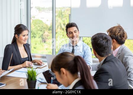 Vendite annuali Sommario incontro con i capi, segretario, traduttore e dipendenti da vari dipartimenti unendo in compagnia, International organi giurisdi Foto Stock