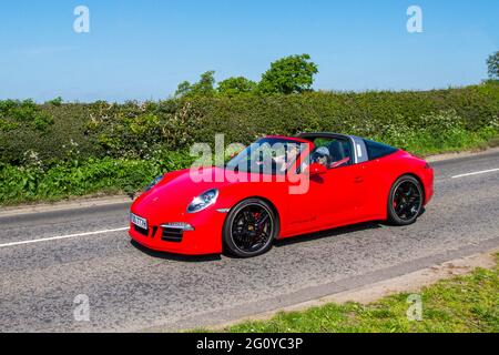 2015 Porsche 911 rossa Targa 4S S S-A, 3800cc benzina in rotta per Capesthorne Hall Salone Classic car show a Cheshire, UK Foto Stock