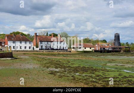 La Royal Oak Public House e Langstone Mill ai margini del porto di Langstone, Havant, Hampshire, Inghilterra, Regno Unito Foto Stock