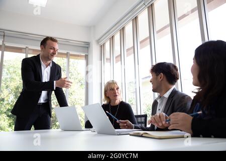 Vendite annuali Sommario incontro con manager, segretario e traduttore in camera Ufficio, collaborazione di le imprese asiatiche ed europee, internazionali c Foto Stock