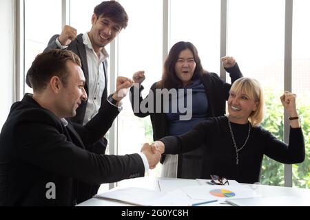 Imprenditori startup di successo e team di persone aziendali che raggiungono gli obiettivi festeggiando in ufficio. Successo e concetto vincente Foto Stock