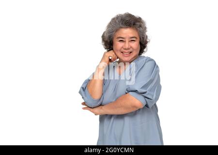 Ritratto di donne anziane asiatiche sorridono isolato su sfondo bianco, sorridente maturo e guardando fotocamera, concetto di sensazione felice Foto Stock