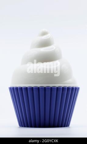 una muffa di plastica con gelato pretend su sfondo bianco Foto Stock