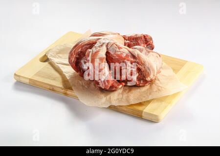 Collo di agnello grezzo su tavola isolato Foto Stock