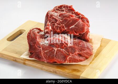Collo di manzo grezzo isolato sopra bordo Foto Stock