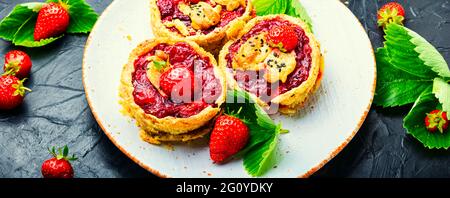 Deliziosi tartlet con marmellata di frutti di bosco.Cake con striscione fragole.Long Foto Stock