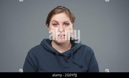 Foto della donna stout che mostra tinta, closeup Foto Stock