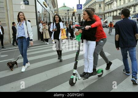 FRANCIA. PARIGI (75) GIOVANI SUGLI SCOOTER ELETTRICI Foto Stock