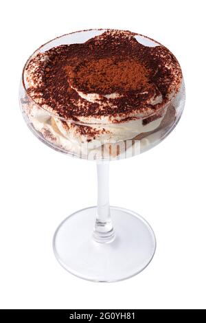 Dessert tiramisù in una tazza di vetro isolata su bianco Foto Stock