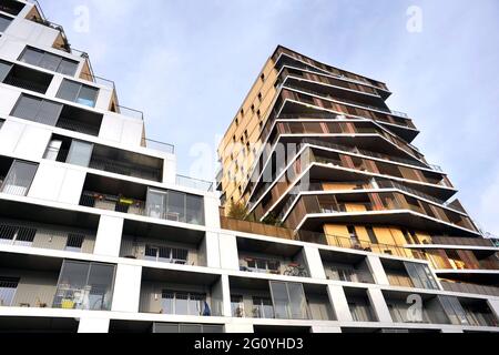 FRANCIA. PARIGI (75) L'HOME TOWER È UN EDIFICIO CHE MESCOLA APPARTAMENTI PRIVATI E SOCIALI NELLO ZAC MASSENA NEL DISTRETTO 13 TH Foto Stock