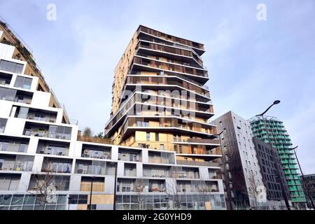 FRANCIA. PARIGI (75) L'HOME TOWER È UN EDIFICIO CHE MESCOLA APPARTAMENTI PRIVATI E SOCIALI NELLO ZAC MASSENA NEL DISTRETTO 13 TH Foto Stock