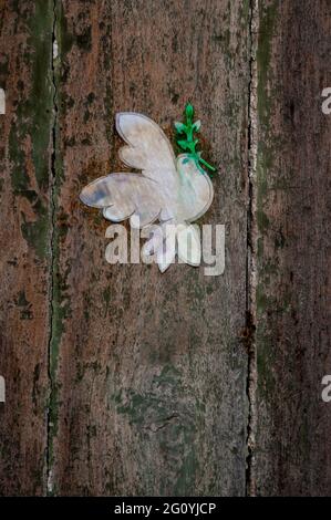 Colomba di pace sulla porta della Chiesa di Saint-Urcisse / Eglise Saint-Urcisse de Cahors, dipartimento del Lot, Francia sud-occidentale Foto Stock