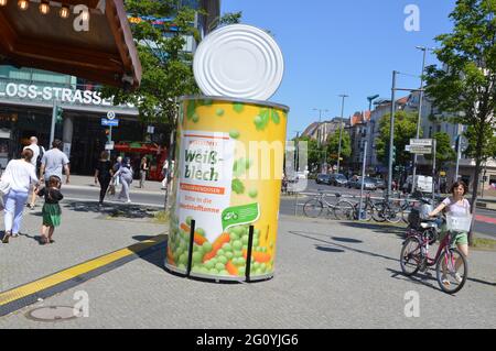 Pubblicità per tinta lattina a Steglitz, Berlino, Germania - 3 giugno 2021. Foto Stock