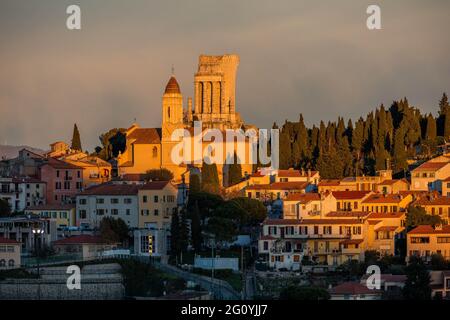 FRANCIA. ALPES-MARITIMES (06) COSTA AZZURRA, LA TURBIE, BORGO MEDIEVALE ARROCCATO INTORNO AL TROFEO DI AUGUSTO Foto Stock