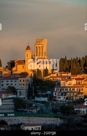 FRANCIA. ALPES-MARITIMES (06) COSTA AZZURRA, LA TURBIE, BORGO MEDIEVALE ARROCCATO INTORNO AL TROFEO DI AUGUSTO Foto Stock