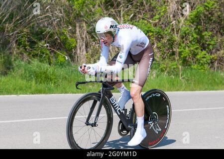 Attila Valter (Groupama - FDJ team) visto in azione durante una prova individuale a tempo.il Tour of Catalonia Cycling 2021 si è svolto dal 22 marzo al 28 marzo 2021. La seconda tappa del 23 marzo 2021 è una prova a tempo di 18.5 chilometri nella città di Banyoles (Spagna). Il vincitore di questa tappa è l'australiano Rohan Dennis (Team Ineos Grenadiers). Il vincitore della classifica generale finale è il britannico Adam Yates (Team Ineos Grenadier) Foto Stock