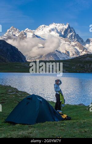 FRANCIA. HAUTES-ALPES (05), PARCO NAZIONALE DEGLI ECRINS, VALLE DELL'HAUTE-ROMANCHE, VILLAGGIO DI LA GRAVE, BIVACCO LAGO GOLEON Foto Stock