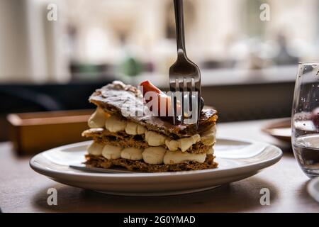 Milfey classica torta con crema di latte nel recipiente Foto Stock