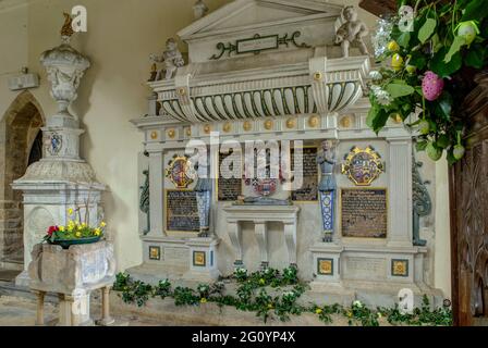 Interno della chiesa di Santa Maria la Vergine, Fawsley, Northamptonshire, UK; monumento della famiglia Knightsley Foto Stock