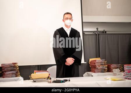 Leer, Germania. 04 giugno 2021. Jürgen Arlinghaus, giudice presidente, si trova in aula prima dell'inizio del processo. Dopo uno scandalo sulle protesi intervertebrali del disco difettose nella Frisia orientale, un medico di 57 anni è in fase di sperimentazione. L'ufficio del pubblico ministero accusa l'ex medico capo della clinica Leer di 53 capi di danno corporeo. Dal momento che si prevede che più di tre dozzine di querelanti comuni parteciperanno al processo, e devono essere rispettate le norme in materia di igiene, il tribunale distrettuale ha spostato il processo nella sala di un hotel nella sede della contea. Credit: Sina Schuldt/dpa/Alamy Live News Foto Stock