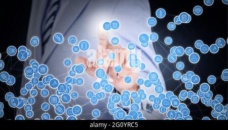 Composizione di rete di connessioni con icone su uomo d'affari touchscreen interattivo Foto Stock
