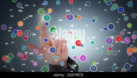Composizione di rete di connessioni con icone su uomo d'affari touchscreen interattivo Foto Stock