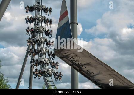 I motociclisti che si divertano con le montagne russe 'The Swarm' al popolare Parco dei Divertimenti, Thorpe Park in Inghilterra Foto Stock