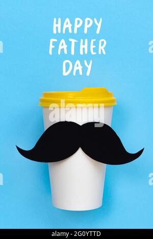 concetto di giorno felice del padre, baffi neri sulla tazza di carta per il caffè su sfondo blu con il testo giorno felice del padre Foto Stock