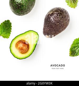 Layout creativo avocado e composizione isolati su sfondo bianco. Cibo, cibo sano e concetto di dieta. Disposizione di frutta tropicale. Posa piatta, Foto Stock