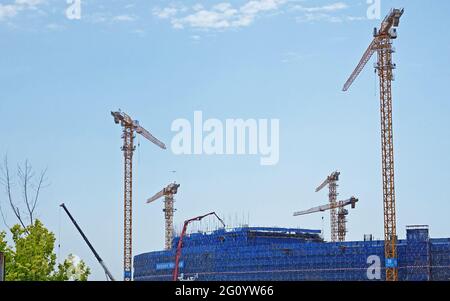 Dalian, Dalian, Cina. 4 Giugno 2021. Il 4 giugno 2021, lo stadio di calcio professionale della Coppa asiatica 2023 è in costruzione nella Baia di Barracuda, nel distretto di Ganjingzi, nella città di Dalian, nella provincia di Liaoning. Recentemente è apparso il prototipo del progetto di stadio di calcio professionale della Coppa asiatica Dalian Barracuda Bay 2023. È previsto che venga superato ad agosto di quest'anno e sarà completato e consegnato a dicembre 2022. A quel punto, diventerà un altro nuovo edificio di riferimento a Dalian. Credit: SIPA Asia/ZUMA Wire/Alamy Live News Foto Stock