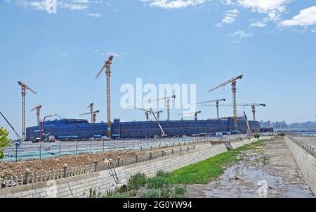 Dalian, Dalian, Cina. 4 Giugno 2021. Il 4 giugno 2021, lo stadio di calcio professionale della Coppa asiatica 2023 è in costruzione nella Baia di Barracuda, nel distretto di Ganjingzi, nella città di Dalian, nella provincia di Liaoning. Recentemente è apparso il prototipo del progetto di stadio di calcio professionale della Coppa asiatica Dalian Barracuda Bay 2023. È previsto che venga superato ad agosto di quest'anno e sarà completato e consegnato a dicembre 2022. A quel punto, diventerà un altro nuovo edificio di riferimento a Dalian. Credit: SIPA Asia/ZUMA Wire/Alamy Live News Foto Stock