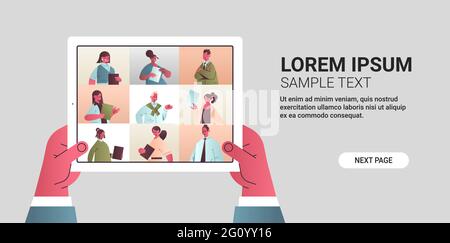 mani in mano con il tablet che chiacchiera con amici di corsa mix durante la videochiamata persone che hanno una conferenza virtuale Illustrazione Vettoriale