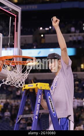 Indianapolis, Stati Uniti. 05 aprile 2010. Jon Scheyer of Duke (30) detiene un pezzo della rete dopo una vittoria del 61-59 su Butler nella finale NCAA quattro partita di campionato al Lucas Oil Stadiuim di Indianapolis, Indiana, Lunedi, 5 aprile 2010. (Foto di Mark Cornelison/Lexington Herald-leader/TNS/Sipa USA) Credit: Sipa USA/Alamy Live News Foto Stock