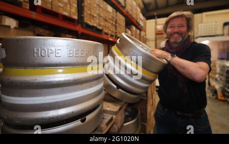 Il fondatore Wim De Jongh alla fabbrica di birra Hope a Dublino in vista della riapertura dei pub in Irlanda. Data immagine: Giovedì 3 giugno 2021. Foto Stock