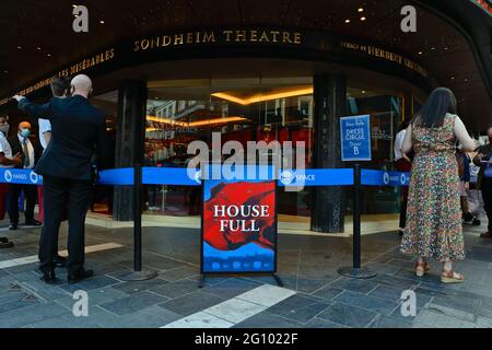 Londra, 3 giugno 2021: Il Teatro Sondheim nel centro di Londra apre le sue porte agli amanti del teatro. Persone dovute all'esterno. Foto Stock