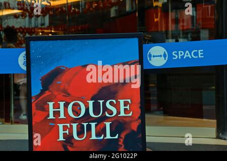 Londra, 3 giugno 2021: Il Teatro Sondheim nel centro di Londra apre le sue porte agli amanti del teatro. Persone dovute all'esterno. Foto Stock