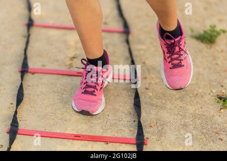 Persona non riconosciuta che si allena nel parco e fa un circuito fitness. Foto Stock