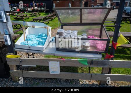 Sacchetti di cibo di uccelli d'acqua per la vendita sul lato del bure del fiume a wroxham in una scatola di vetro contenitore Foto Stock