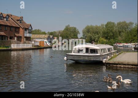 Una vista del fiume Bure Norfolk broads guardando dal ponte di Wroxham Foto Stock