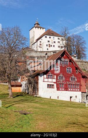 Villaggio storico Werdenberg con castello e Schlangenhaus Foto Stock