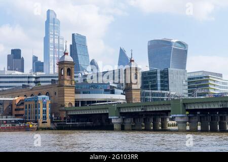 London Cannon Street, stazione ferroviaria e ponte con lo skyline della città sullo sfondo. Foto Stock