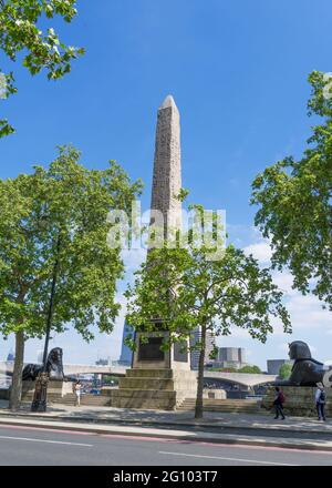 L'obelisco dell'ago di Cleopatra sull'argine del Tamigi in una giornata di sole. Londra Foto Stock