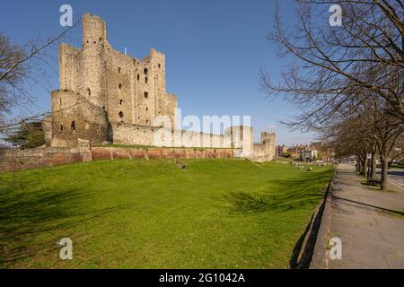 Castello di Rochester tenere e le mura intorno al bailey preso da Boley Hill Rochester Kent Foto Stock